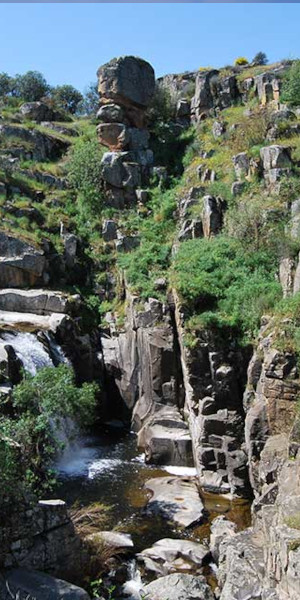 Cascada entre rocas en el Geoparque Villuercas-Ibores-Jara