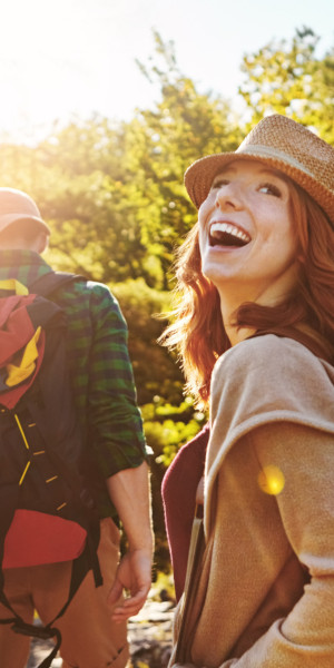Una viajera sonríe durante una excursión por el campo