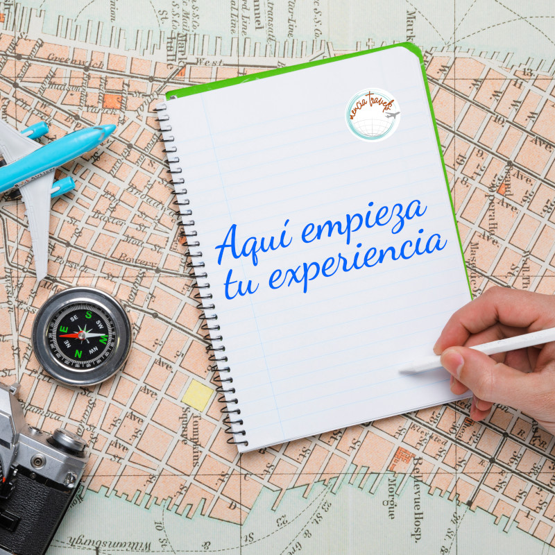 Libreta con el texto «Aquí empieza tu experiencia» sobre un mapa